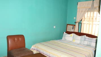 Quarto standard | Escrivaninha, espaço de trabalho para notebook, roupa de cama