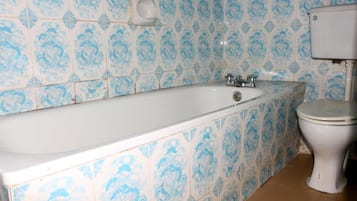 Deep soaking tub, free toiletries, towels