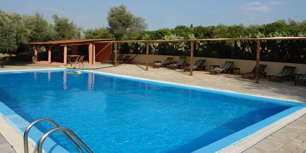 Außenpool (je nach Saison geöffnet), Liegestühle