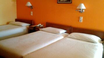 Triple Room, Mountain View | Soundproofing, bed sheets