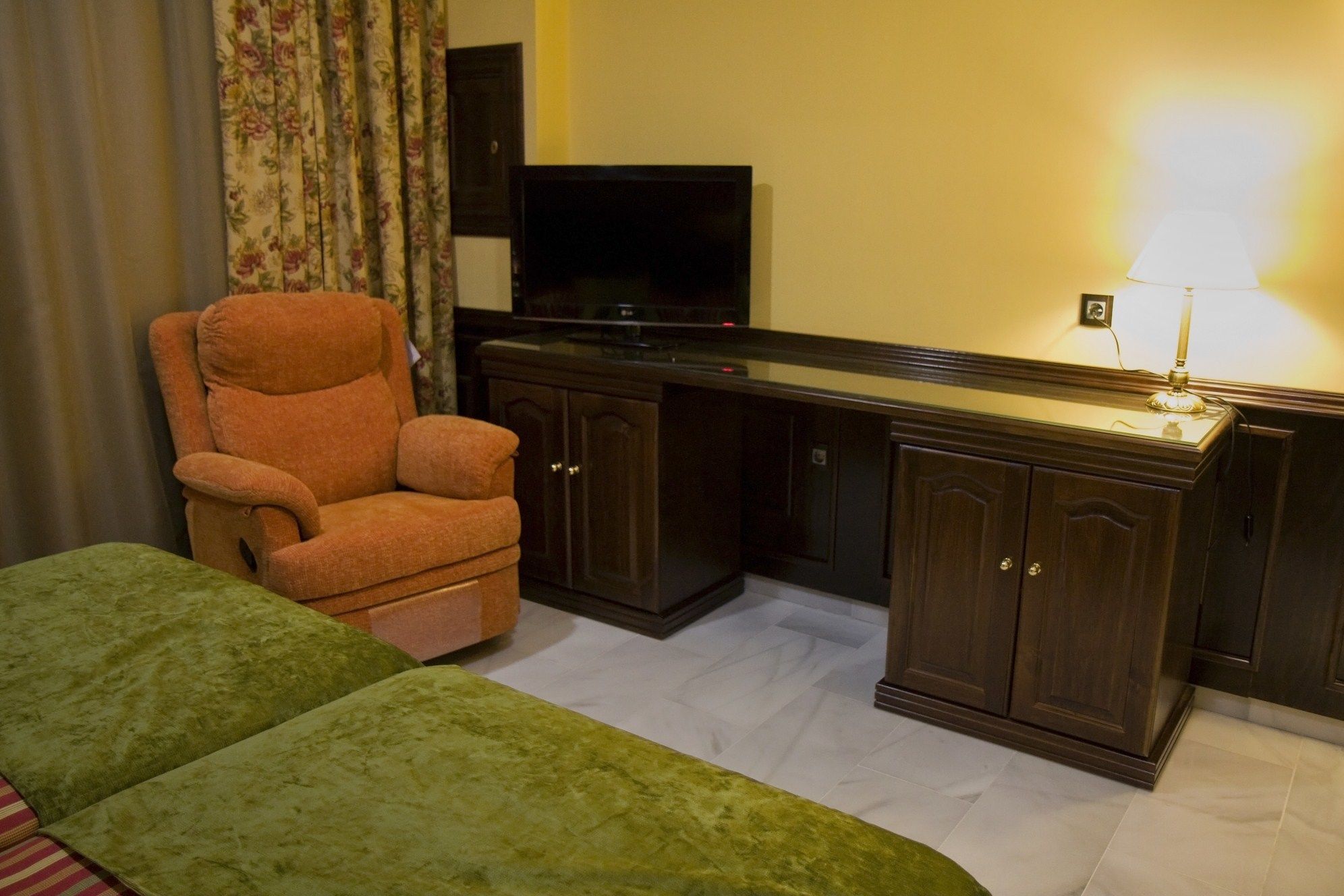 1 bedroom, desk, soundproofing, free wifi