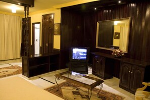 Junior-Suite | Schreibtisch, schallisolierte Zimmer, kostenloses WLAN, Bettwäsche