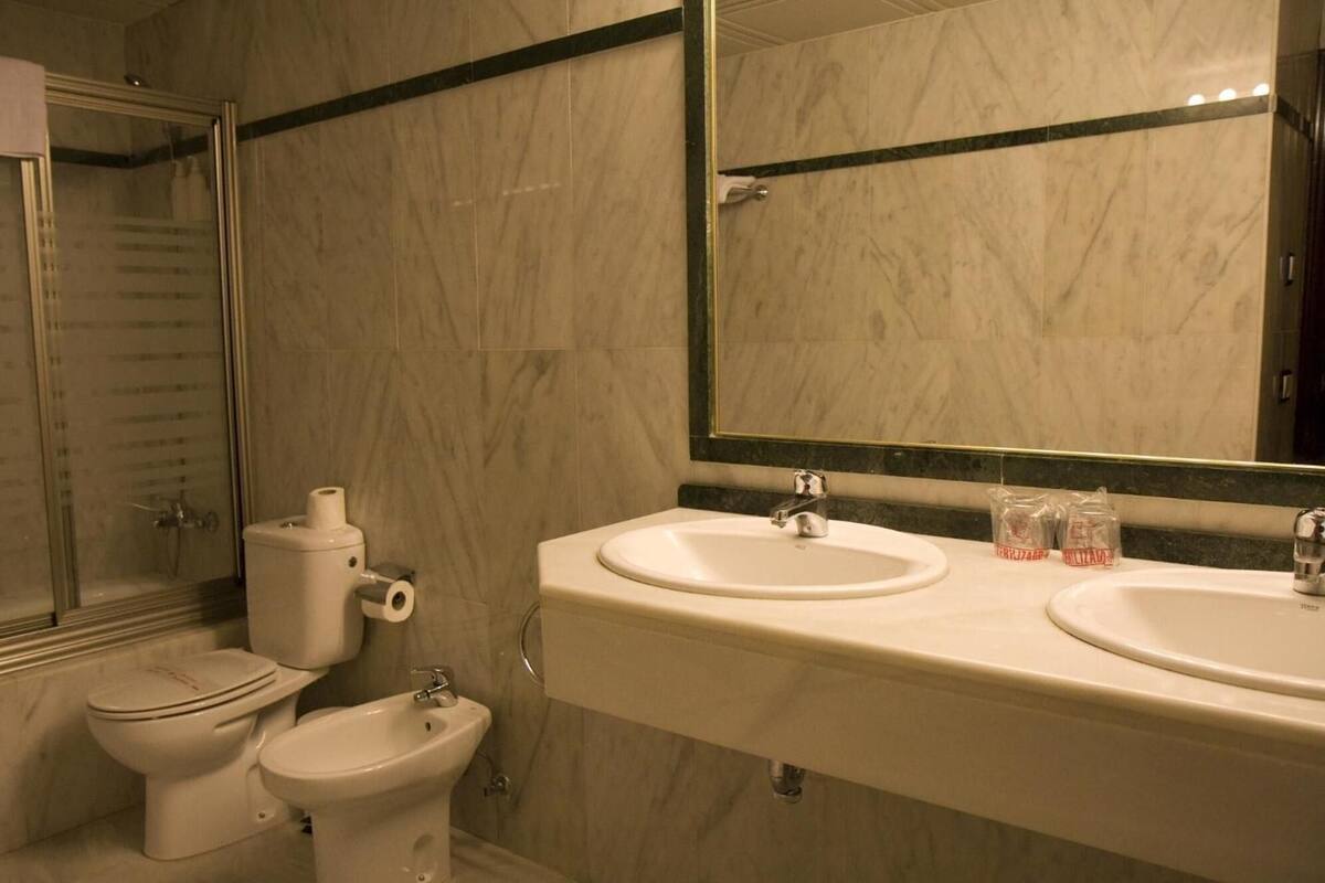 bathtub, free toiletries, hair dryer, towels