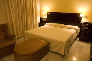 Desk, soundproofing, free WiFi, bed sheets