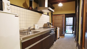 Una cocina equipada con refrigerador, lavaplatos y tostadora.