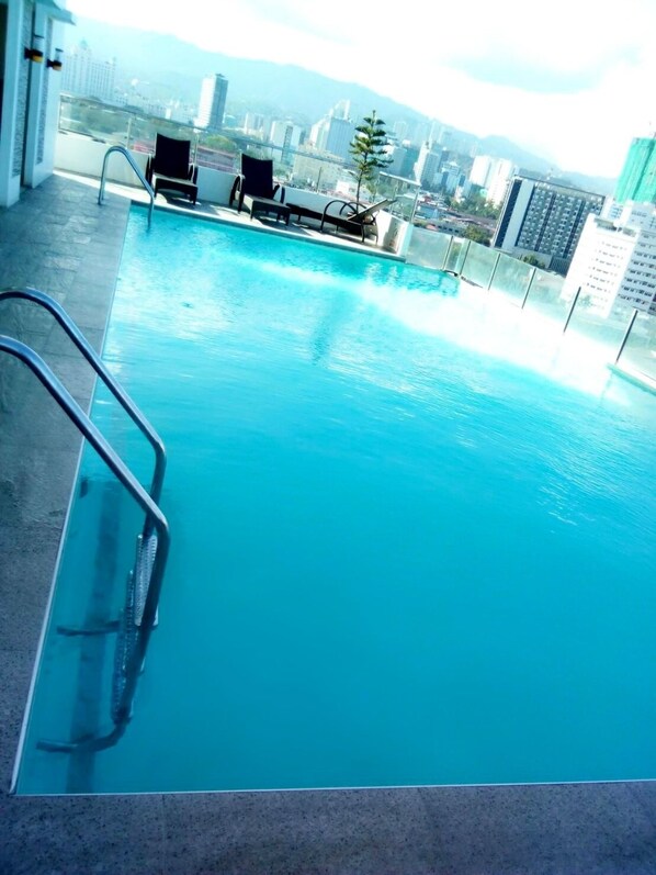 Outdoor pool, an infinity pool - CityView Cebu Cozy Studio (Cebu City)