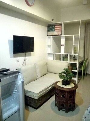 Elite Studio, City View | Living area | Flat-screen TV - CityView Cebu Cozy Studio (Cebu City)