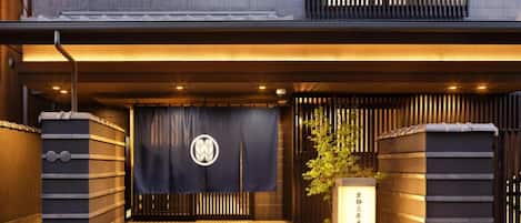 Vista frontal de la propiedad