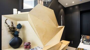 Cofres nos quartos, cortinas blackout, quartos à prova de som