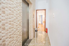 Deluxe vierpersoonskamer, gemengd, niet-roken, uitzicht op heuvels | Uitzicht vanuit de kamer