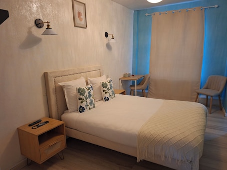 Sistema de insonorización y tabla de planchar con plancha . Hôtel JurJura