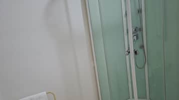 Een strijkplank/strijkijzer, gratis babybedden, gratis wifi