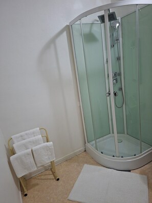 Bügeleisen/Bügelbrett, kostenlose Babybetten, kostenloses WLAN