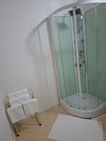 Tabla de planchar con plancha, cunas gratuitas y wifi gratis 