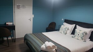 Blendingsgardiner, lydisolert og strykejern/-brett