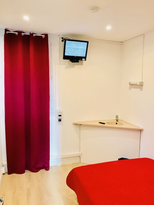 Free WiFi, bed sheets