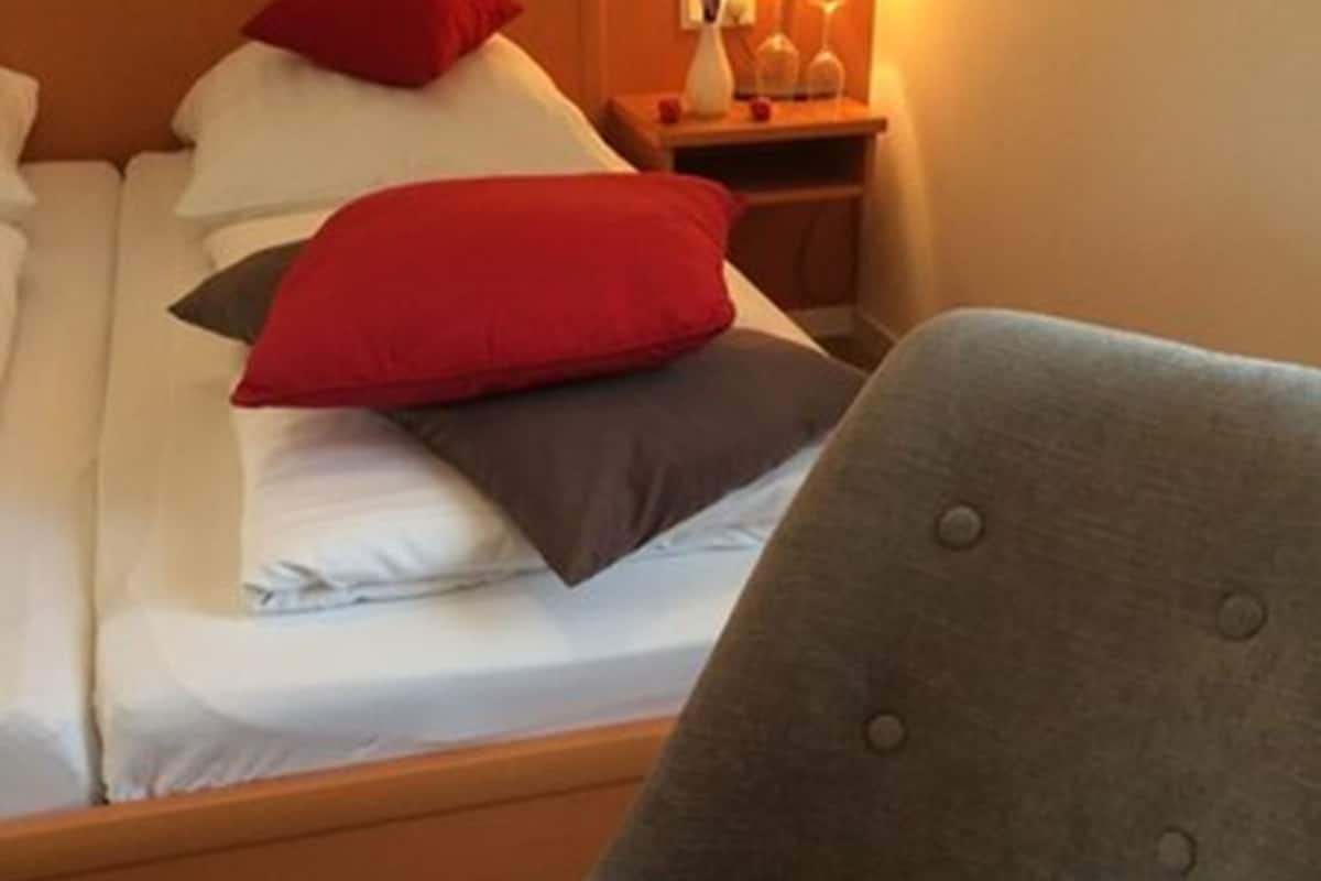 1 bedroom, desk, free wifi, bed sheets