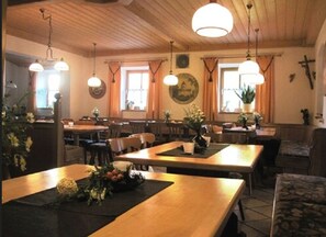 Dinner served, German cuisine - Landgasthof & Landhotel Wild (Eching)