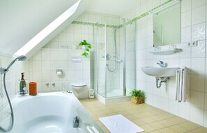 Een douche, gratis toiletartikelen, een haardroger, handdoeken
