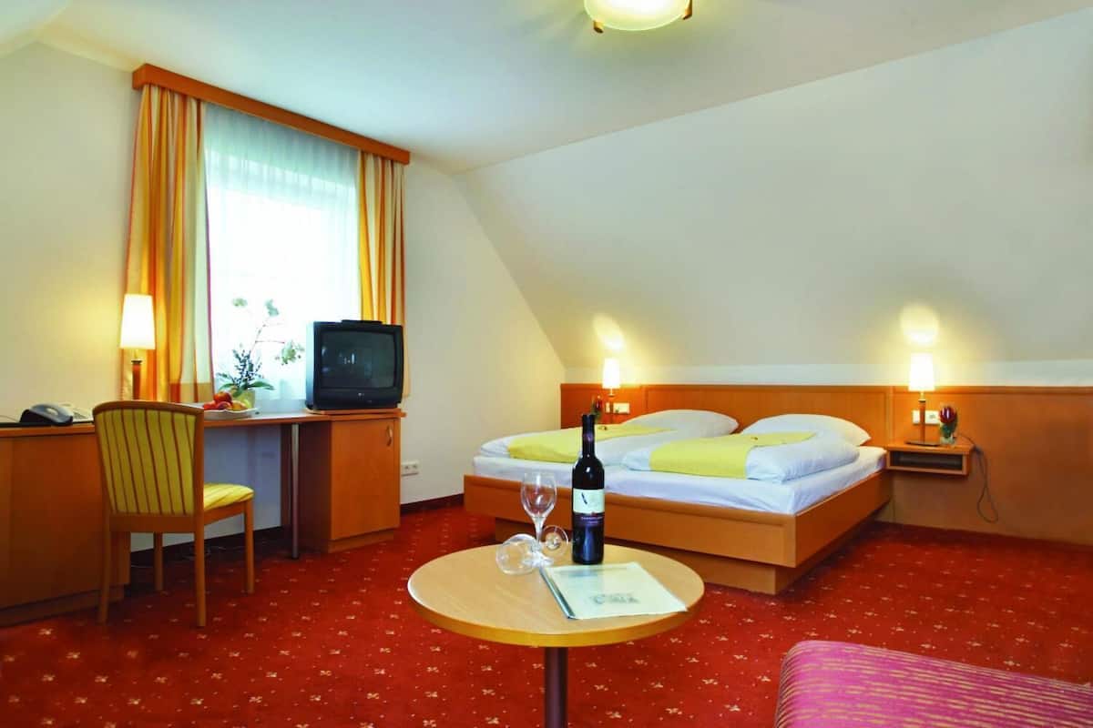 1 bedroom, desk, free wifi, bed sheets