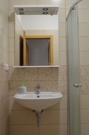 Lägenhet Standard - terrass - trädgård | Badrum | Dusch, gratis toalettartiklar, hårtork och handdukar