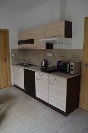 Standard Apartment, Terrace, Garden Area | Private kitchen | Stovetop, electric kettle, cookware/dishes/utensils