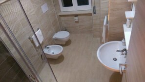 Dusche, kostenlose Toilettenartikel, Haartrockner, Bademäntel