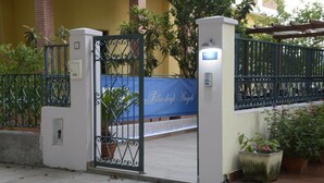 Ein verschlossener Eingang mit einem blauen Banner, auf dem 'Villa degli Angeli' steht.