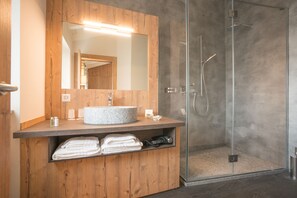Appartement, uitzicht op bergen (Varuna) | Luxe beddengoed, donzen dekbedden, een kluis op de kamer, een bureau
