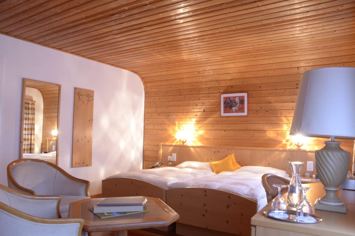 Luxe beddengoed, donzen dekbedden, een kluis op de kamer, een bureau
