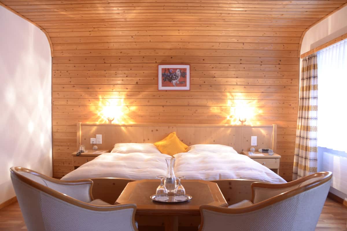 Luxe beddengoed, donzen dekbedden, een kluis op de kamer, een bureau