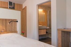 Roupas de cama premium, edredons de pluma, cofres nos quartos
