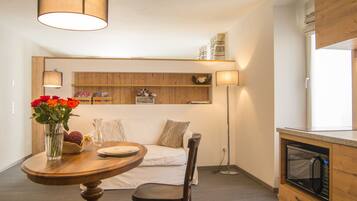 Apartment, Bergblick (Varuna) | Hochwertige Bettwaren, Daunenbettdecken, Zimmersafe, Schreibtisch
