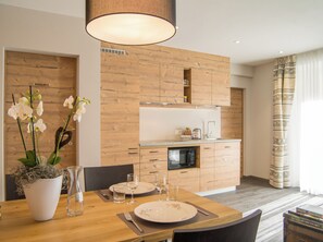 Grand Apartment, 2 Bedrooms (Sassalbo) | Private kitchen | Electric kettle - Hotel La Romantica (Poschiavo)