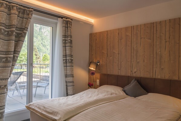 Premium bedding, down comforters, in-room safe, desk