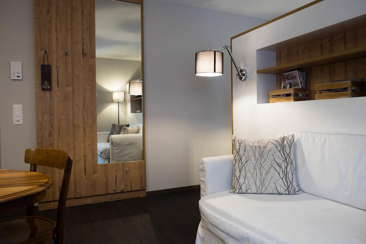 Appartement, uitzicht op bergen (Varuna) | Luxe beddengoed, donzen dekbedden, een kluis op de kamer, een bureau