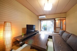 Flat-screen TV - Kyoto House (Kyoto)