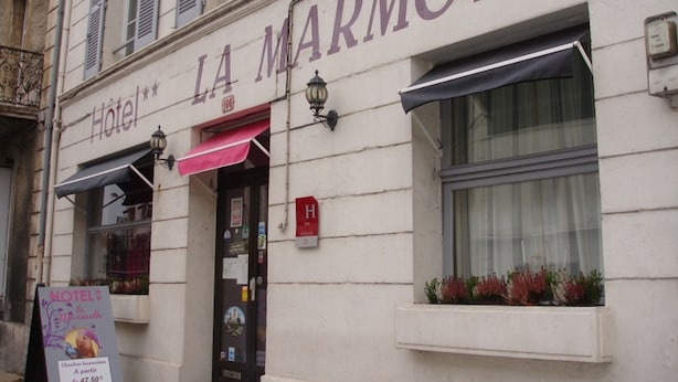 A hotel facade with the name "LA MARMOTTE" prominently displayed. - Hotel La Marmotte (Niort)