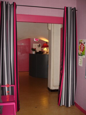 Check-in/check-out kiosk - Hotel La Marmotte (Niort)
