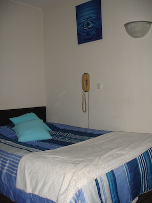 Single Room | Soundproofing, free WiFi, bed sheets - Hotel La Marmotte (Niort)