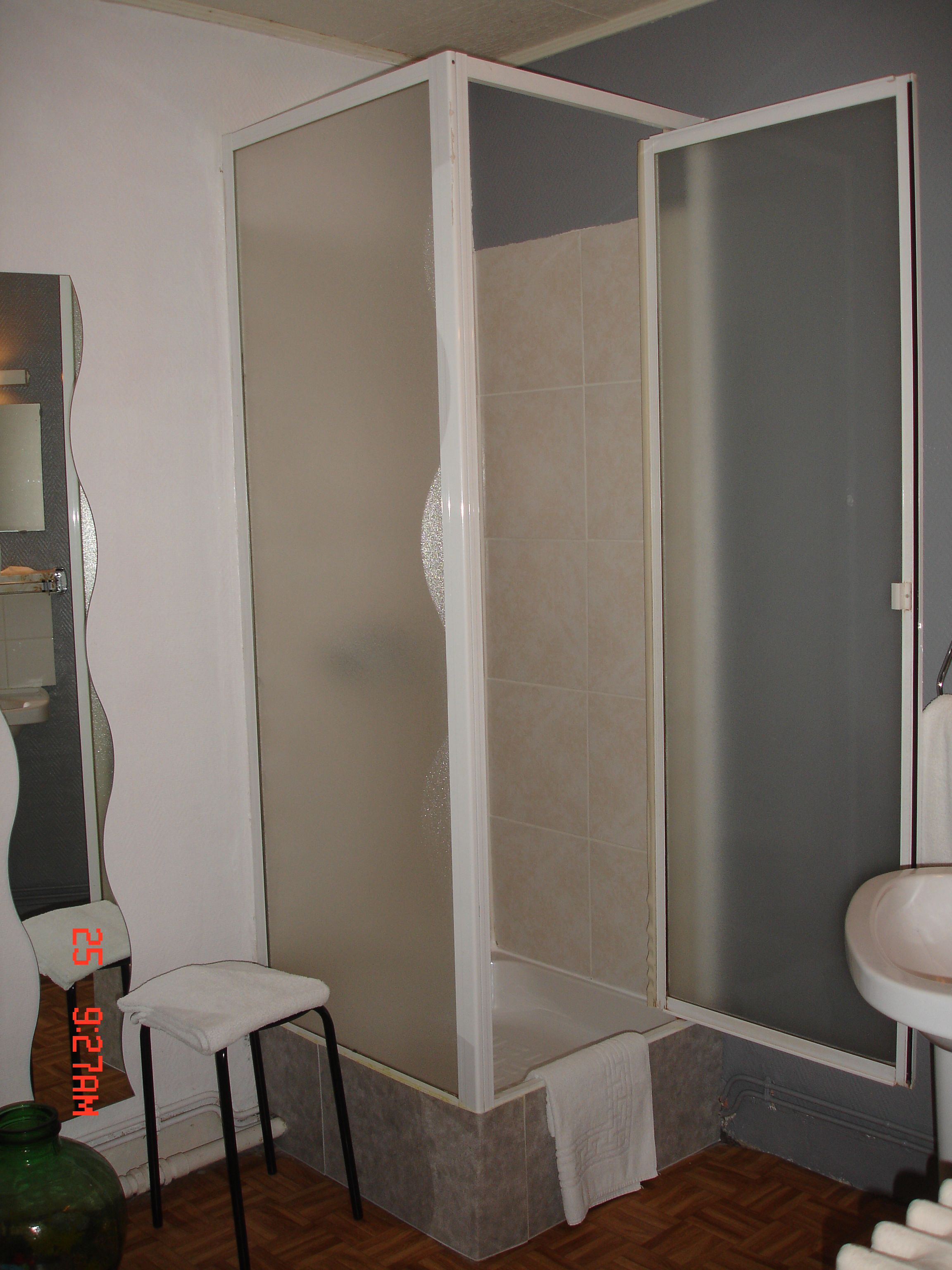 Chambre Simple | Douche de la salle de bain