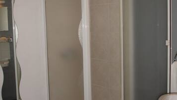 Chambre Simple | Douche de la salle de bain