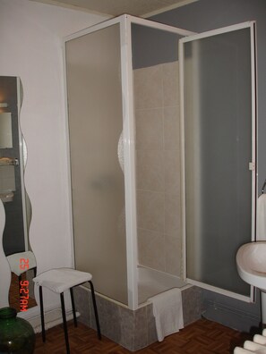 Chambre Simple | Douche de la salle de bain