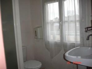 Standard Double Room | Bathroom | Shower, free toiletries, hair dryer, towels - Hotel La Marmotte (Niort)