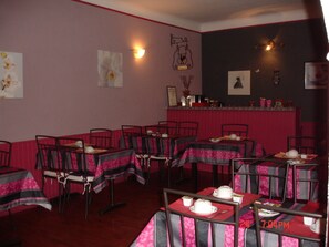 Continental breakfast on weekdays (EUR 7 per person) - Hotel La Marmotte (Niort)