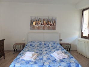 Appartamento, 1 camera da letto | 1 camera, una scrivania, postazione laptop