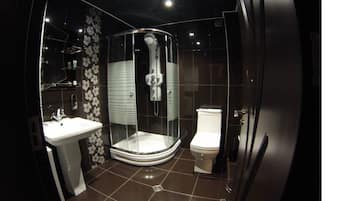 Habitación familiar, vistas a la ciudad | Baño | Ducha, artículos de higiene personal gratuitos y secador de pelo