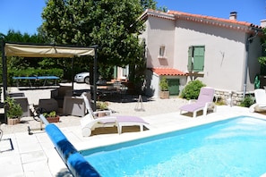 Outdoor pool, pool umbrellas, pool loungers - Gite De la Sueur au Bonheur (La Bouilladisse)