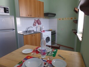 Appartement, 1 chambre | Cuisine privée | Réfrigérateur grande capacité avec congélateur, four à micro-ondes