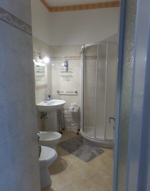 Apartamento, 1 habitación | Baño | Ducha, bidé y toallas